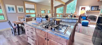 Aspen Hollow Lodge-Basecamp w/ Hot Tub + Fire Pit