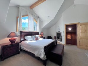 4 slaapkamers, een strijkplank/strijkijzer, reisbedje, gratis wifi