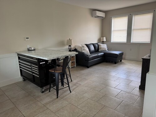 Charming 1-bedroom apartment in lovely Farmington with WiFi, AC