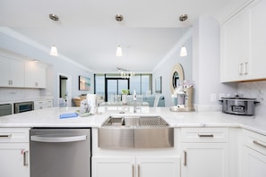 Condo, 3 Bedrooms | Private kitchen | Fridge, oven, coffee/tea maker