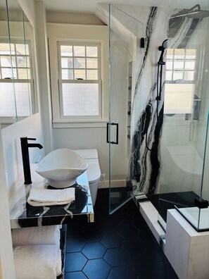 Shower, hair dryer, bidet, towels - Historic Craftsman - Modern Luxury 3 bedroom near park and cafes (Seattle)