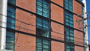 Un edificio moderno con ventanas amplias y fachada de ladrillo.