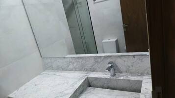 Een douche, een haardroger, handdoeken, zeep