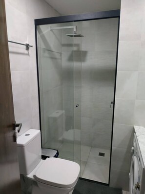Dusche, Haartrockner, Handtücher, Seife
