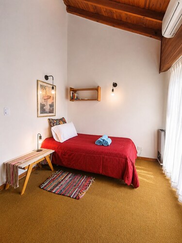 Private Room in a Shared House with a Balcony and Air Conditioning Near the San Isidro Racetrack