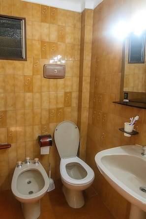 Hair dryer, bidet, towels, soap - Private Room with balcony & A/C near Hipódromo San Isidro (Martínez)
