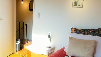 1 habitación, tabla de planchar con plancha, wifi y ropa de cama