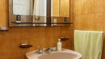 Secador de pelo, bidet, toallas, jabón