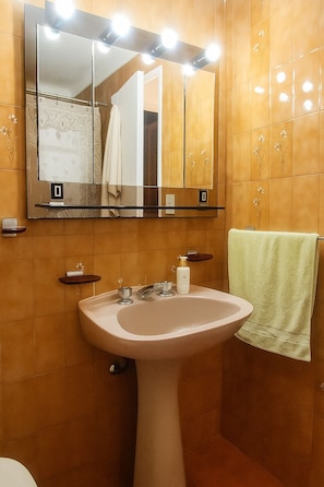 Hair dryer, bidet, towels, soap - Private Room with balcony & A/C near Hipódromo San Isidro (Martínez)