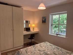 1 Schlafzimmer, BĂŒgeleisen/BĂŒgelbrett, kostenloses WLAN, BettwĂ€sche