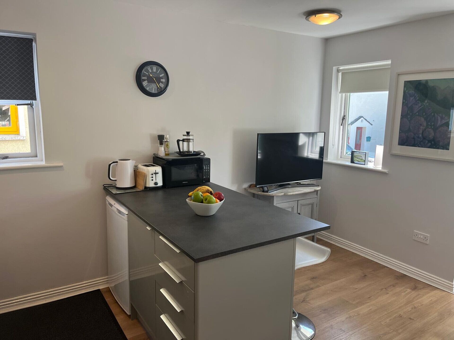 Fridge, microwave, oven, coffee/tea maker