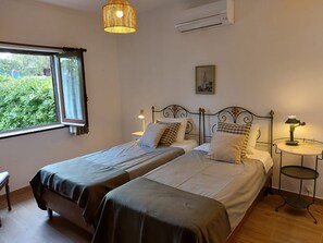 4 chambres, fer et planche à repasser, lit de bébé portatif