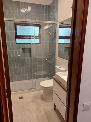 Dusche, Handtücher, Shampoo