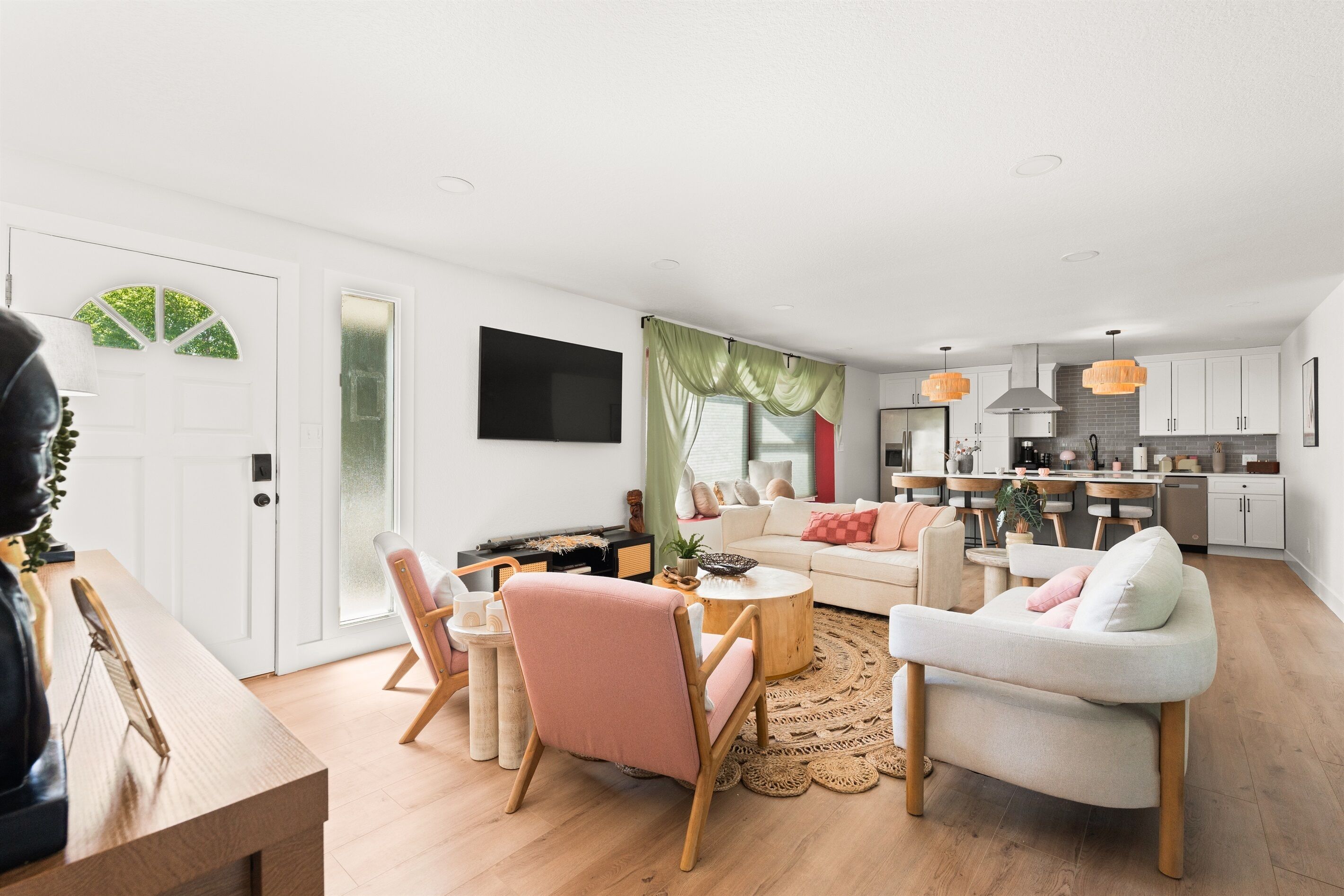 Smart-TV, Videospiele, Tischfußball, Bücher