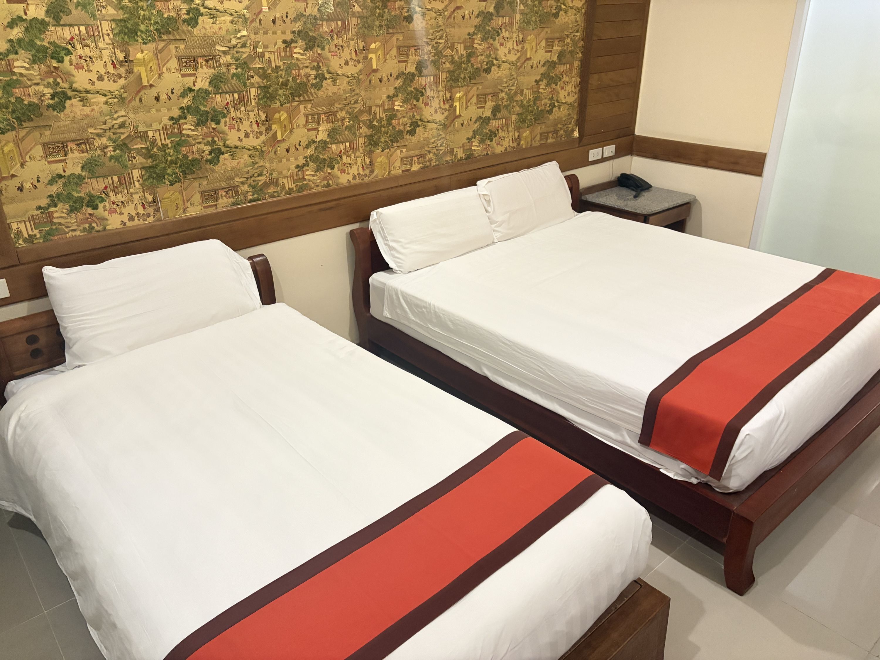 Hochwertige Bettwaren, Schreibtisch, laptopgeeigneter Arbeitsplatz