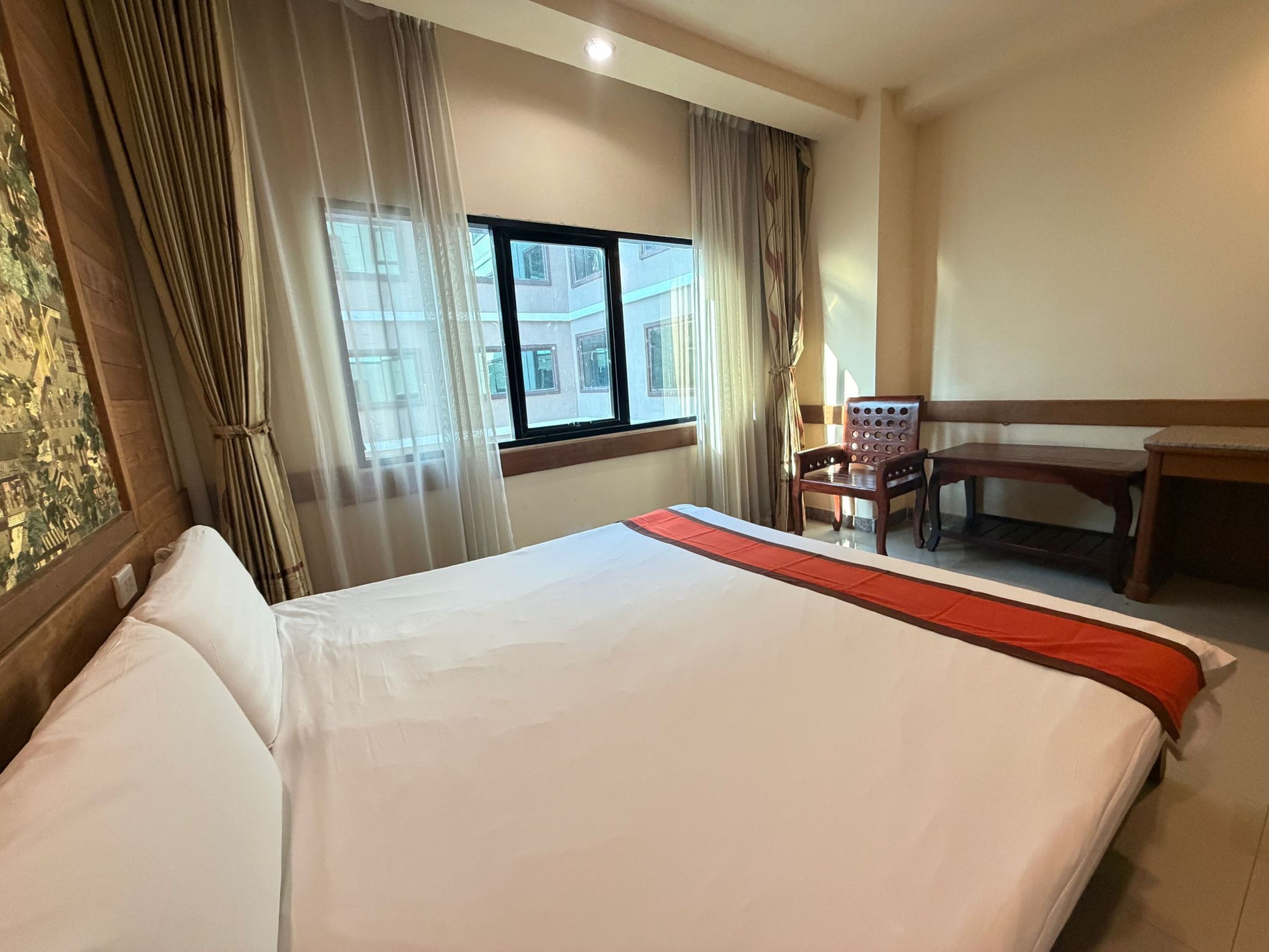 Hochwertige Bettwaren, Schreibtisch, laptopgeeigneter Arbeitsplatz