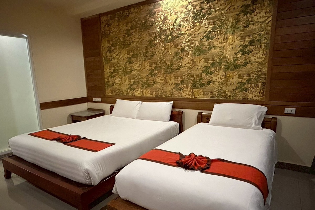 Habitación triple estándar | Ropa de cama de alta calidad y escritorio 