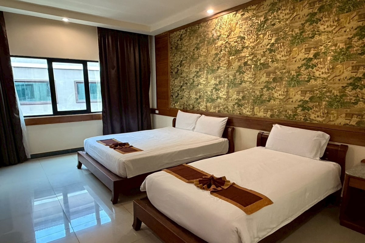 Habitación triple Deluxe, vista a la alberca | Ropa de cama de alta calidad y escritorio 