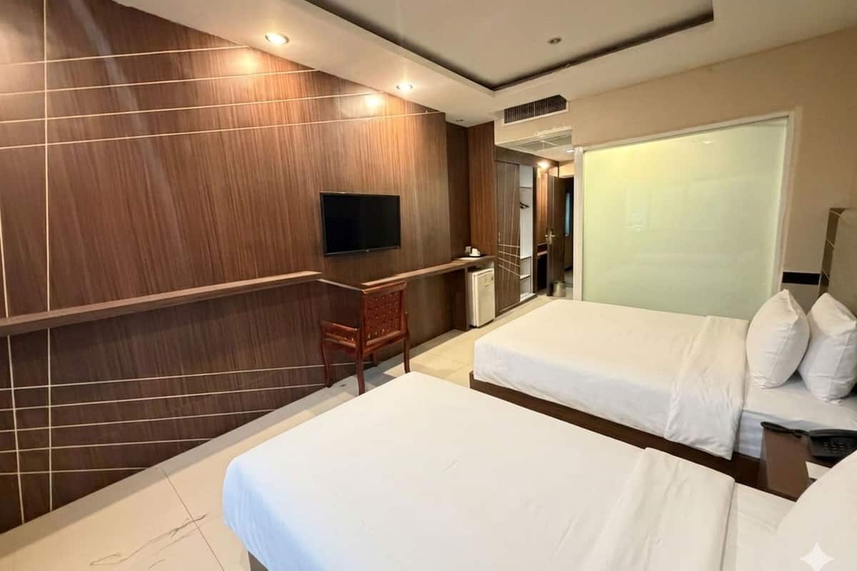 Quarto duplo luxo | Roupas de cama premium, escrivaninha, espaço de trabalho para notebook