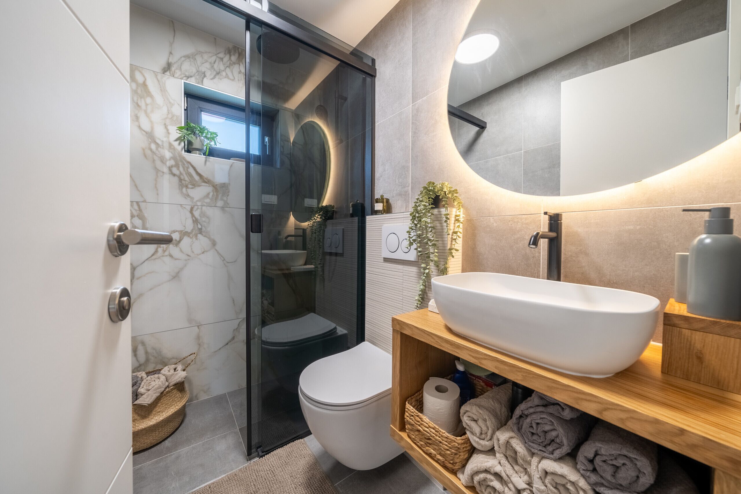 Douche, baignoire à jets, articles de toilette gratuits, sèche-cheveux