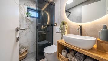 Douche, baignoire Ă jets, articles de toilette gratuits, sĂšche-cheveux