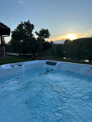 Outdoor spa tub