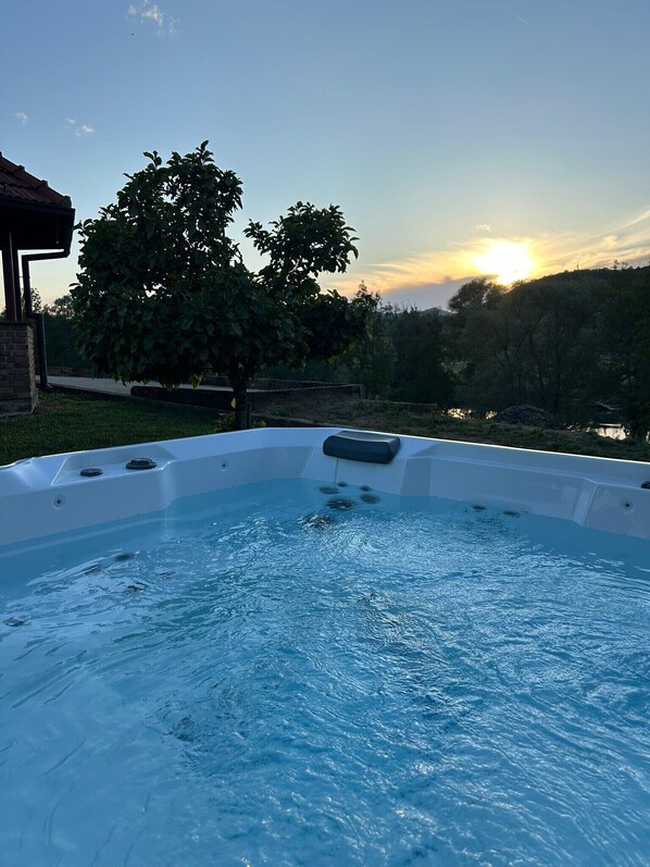 Bain à remous extérieur