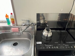 Kühlschrank, Mikrowelle, Herdplatte, Wasserkocher