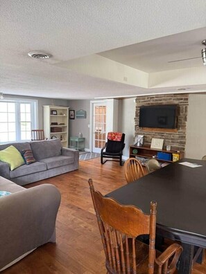 Smart TV, fireplace
