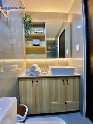 Douche, sèche-cheveux, bidet, serviettes fournies