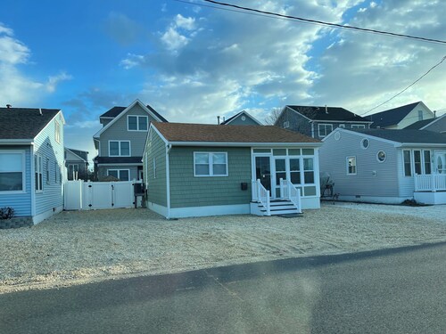 Charming 2-bedroom bungalow in Ortley Beach with WiFi, AC