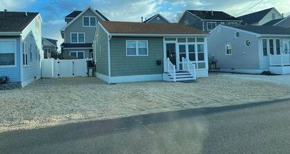 Charming 2-bedroom bungalow in Ortley Beach with WiFi, AC