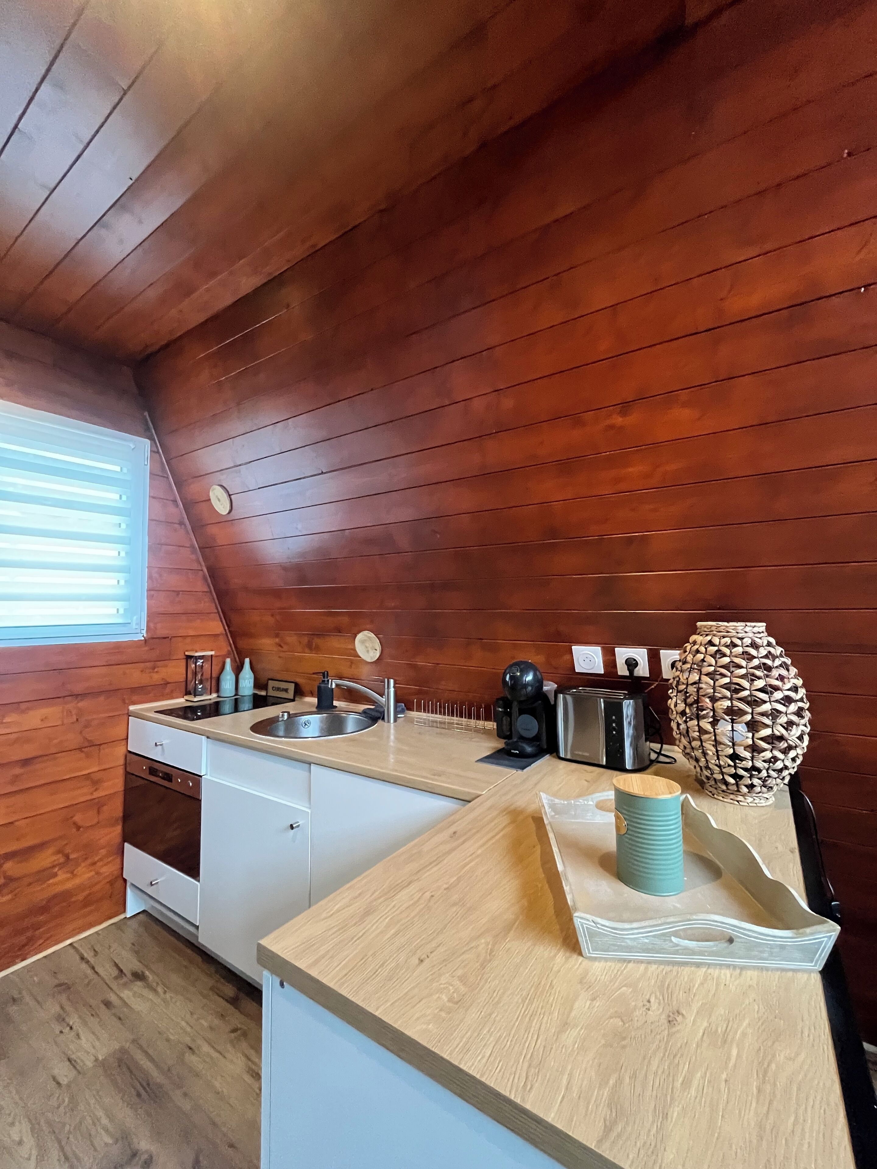 Réfrigérateur, micro-ondes, plaque de cuisson, cafetière/bouilloire