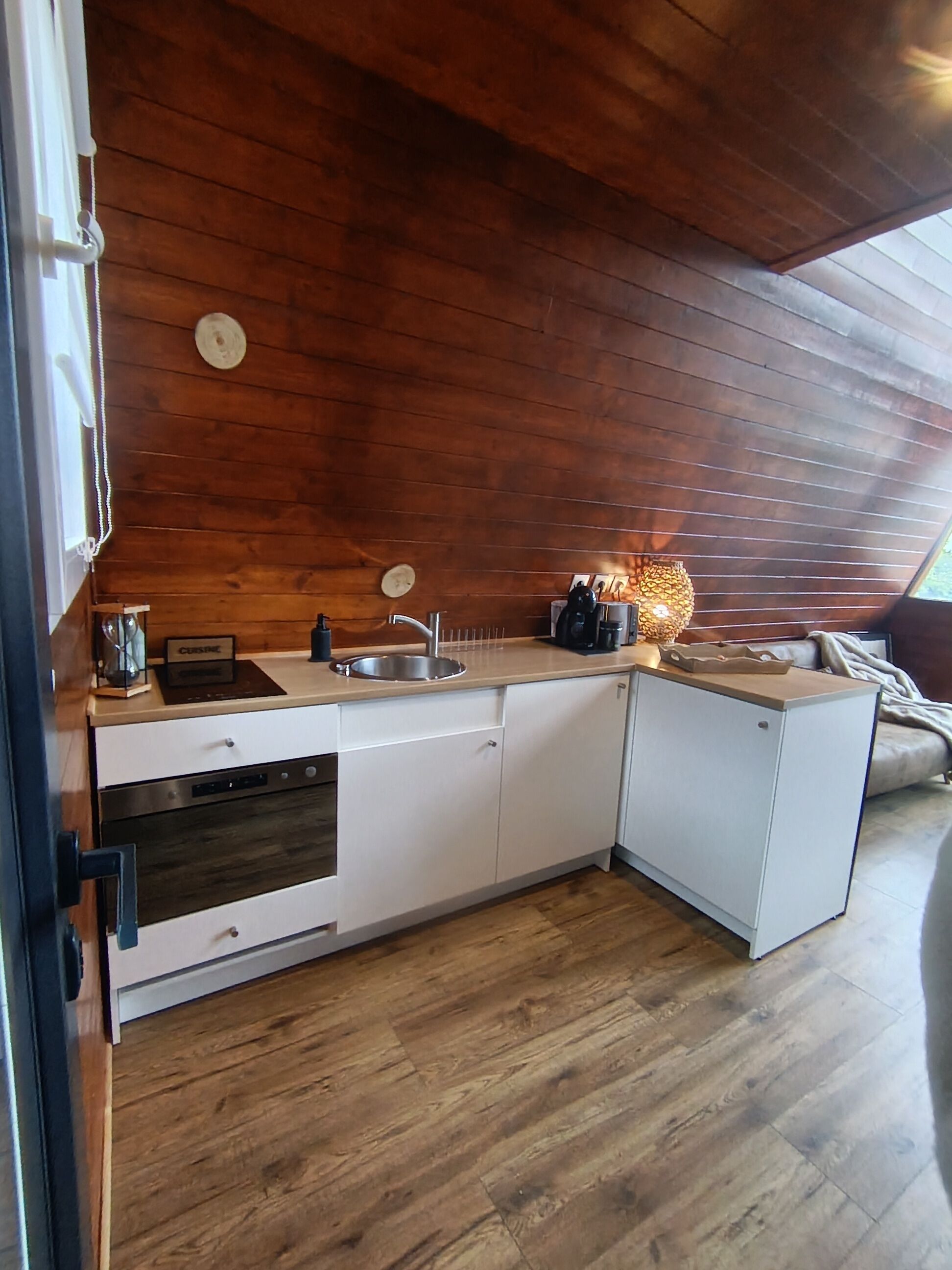 Kühlschrank, Mikrowelle, Herdplatte, Wasserkocher mit Kaffee-/Teezubehör