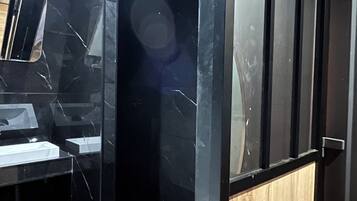 Douche, sĂšche-cheveux, serviettes fournies, savon