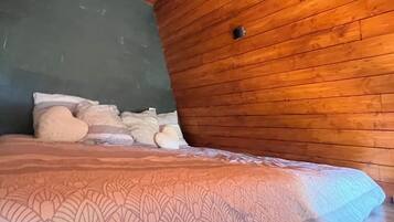 1 quarto, ferros/tábuas de passar roupa, berço de viagem