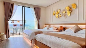 Une chambre d’hôtel avec deux lits, un balcon offrant une vue agréable et un élément décoratif mural.