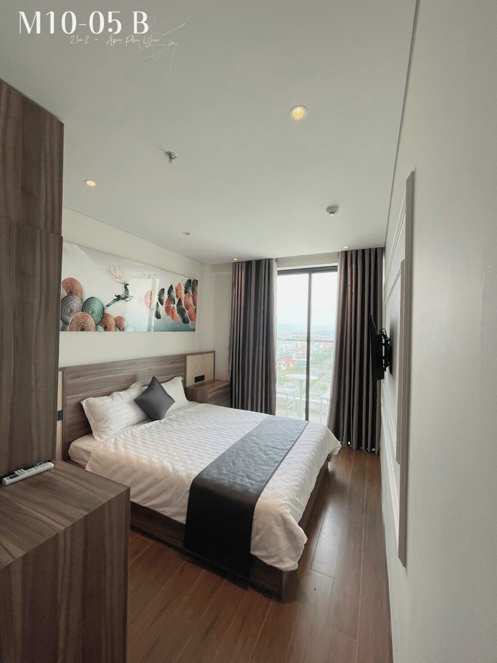 Une chambre d’hôtel moderne avec un grand lit, un bureau et une vue sur la ville.