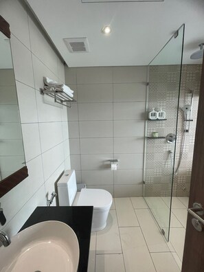 Dusche, kostenlose Toilettenartikel, Haartrockner, Hausschuhe