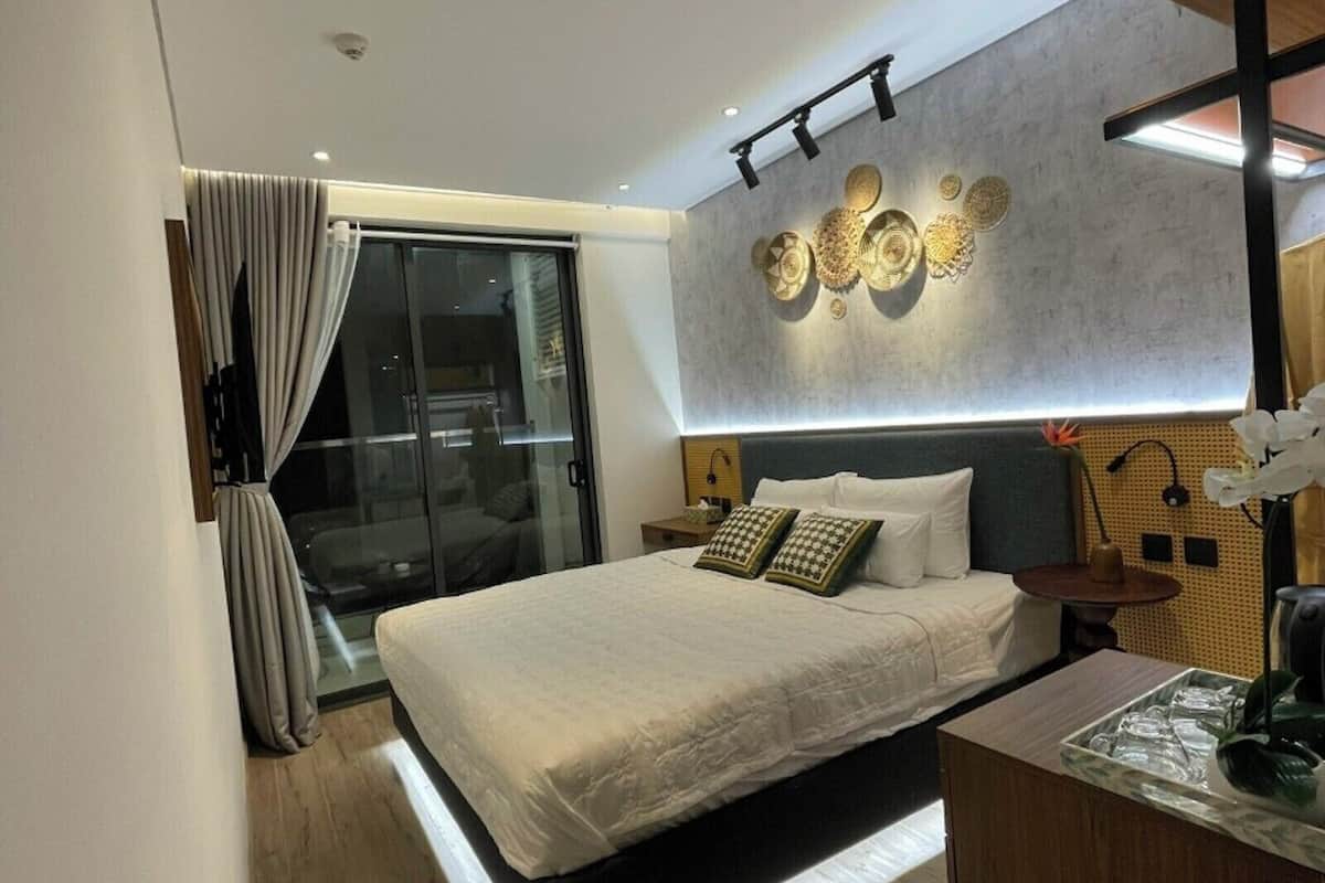 Hypo-allergenic bedding, in-room safe, desk, laptop workspace