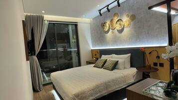 Hypo-allergenic bedding, in-room safe, desk, laptop workspace