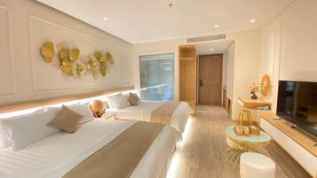 Habitació quàdruple Deluxe, balcó, vistes al mar | Roba de llit hipoal·lergògena, caixa forta a l'habitació i escriptori