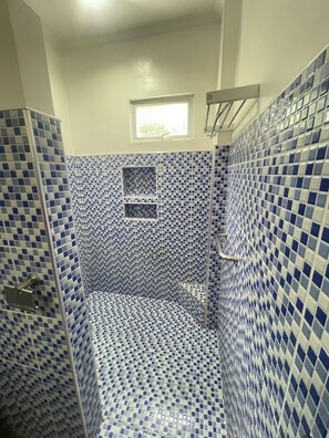 Een douche, een haardroger, een bidet, handdoeken