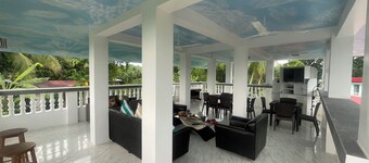 Tranquil B & B with AC / Rooftop Lounge/ Bar / Cabanas and Gourmet Kitchen