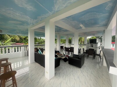 Tranquil B & B with AC / Rooftop Lounge/ Bar / Cabanas and Gourmet Kitchen
