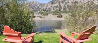 Spacious 5 bedroom Riverfront Retreat  Hot Tub, Sauna & Family Fun, WiFi & More!