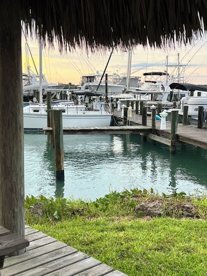 Marina - Beautiful Yacht in charming Fort Pierce with WiFi, AC located on a friendly Dock (Fort Pierce)