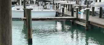 Beautiful Yacht in charming Fort Pierce with WiFi, AC located on a friendly Dock