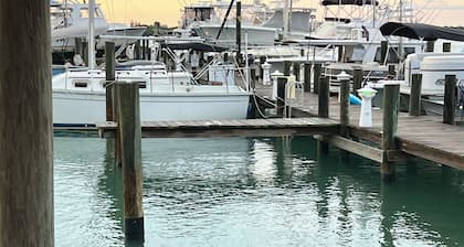 Beautiful Yacht in charming Fort Pierce with WiFi, AC located on a friendly Dock