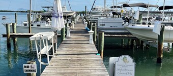 Beautiful Yacht in charming Fort Pierce with WiFi, AC located on a friendly Dock